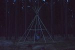 Slepil jsem z dřevěných latí tepe a zavesil ho do lesního prostoru,socha se ve větru otáčí a v noci fluorescenčně svítí,600x500cm